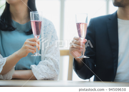 Couple toast 94509638