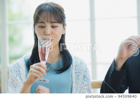 Couple toast 94509640