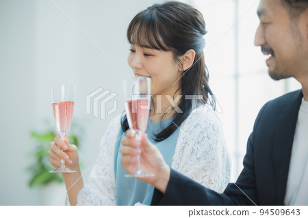 Couple toast 94509643