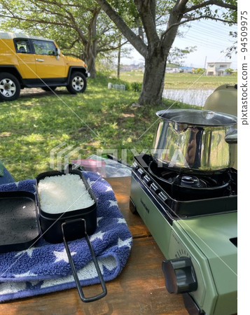 One scene of familiar camping 94509975