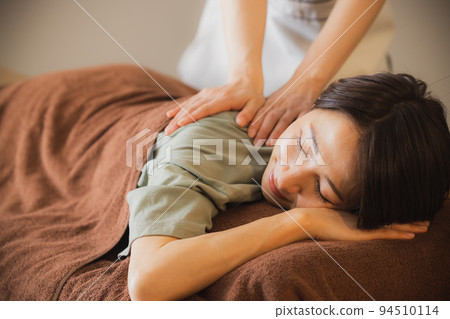 Chiropractic massage relaxation 94510114