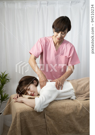 A woman receiving accommodation 94510234