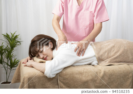 一個女人接受住宿 一個女人接受住宿 94510235