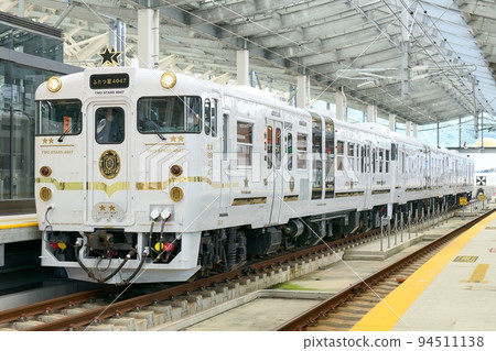 Sightseeing train "Futatsuboshi 4047" stopping at Nagasaki Station 94511138