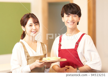 咖啡館工作人員面帶微笑地看著鏡頭 94513231