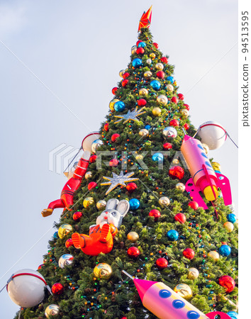New Year tree on Red Square in Moscow on a clear frosty day. New Year tree on Red Square in Moscow on a clear frosty day. 94513595