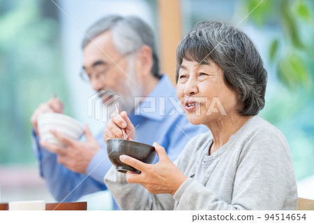 Senior couple eating 94514654