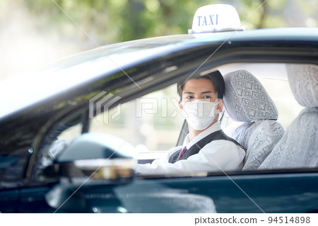 Taxi driver wearing a mask 94514898