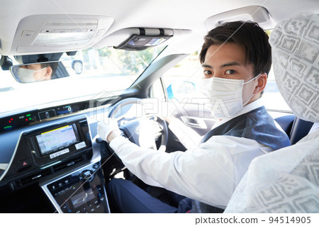 Taxi driver wearing a mask Taxi driver wearing a mask 94514905