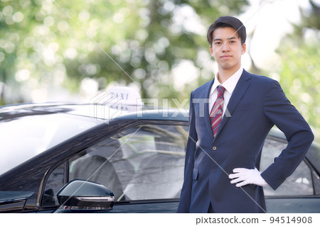 年輕的出租車司機微笑著看著你 94514908