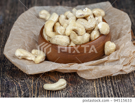 Peeled raw cashew nuts on the table 94515633