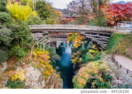 被紅葉染紅的山梨縣大月市界之猿橋 94516100