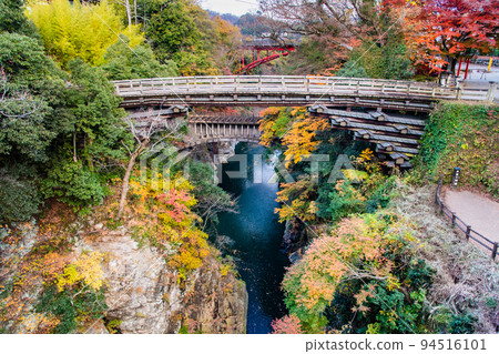 被紅葉染紅的山梨縣大月市界之猿橋 94516101