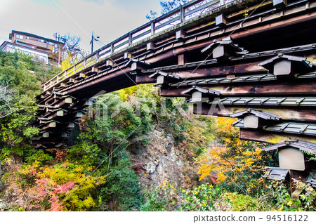 被紅葉染紅的山梨縣大月市界之猿橋 被紅葉染紅的山梨縣大月市界之猿橋 94516122