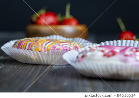 round donuts in glaze and with berry filling round donuts in glaze and with berry filling 94516534