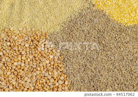 Mixed raw cereals from different types of plants 94517062