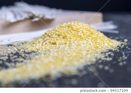 Finely crushed corn kernels into flakes for making porridge Finely crushed corn kernels into flakes for making porridge 94517104