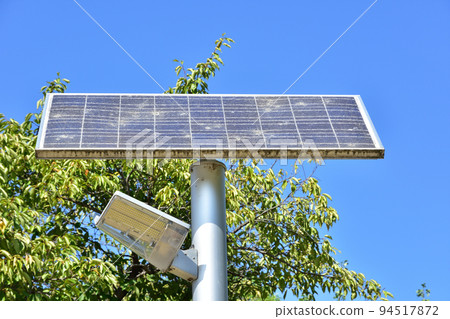 安裝在公園照明中的太陽能電池板 安裝在公園照明中的太陽能電池板 94517872