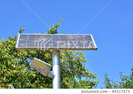安裝在公園照明中的太陽能電池板 安裝在公園照明中的太陽能電池板 94517873