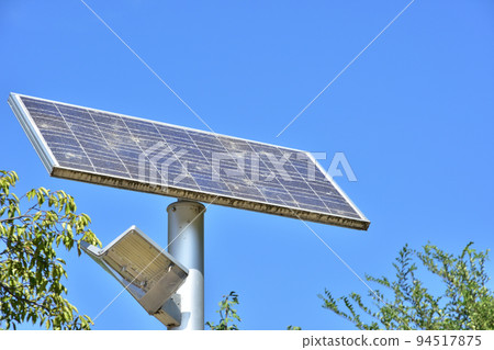 安裝在公園照明中的太陽能電池板 94517875