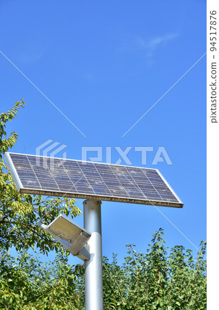 安裝在公園照明中的太陽能電池板 94517876