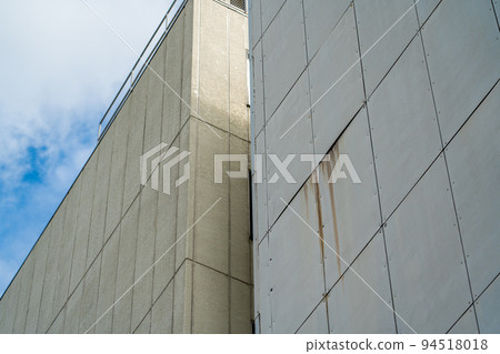 Cracks in siding joints 94518018