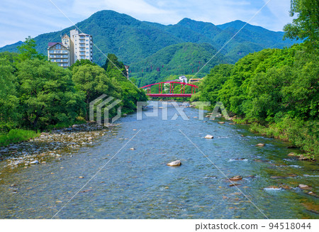 Scenery of the Tone River, view upstream from Kamimaki Yume Bridge, season of fresh greenery 94518044