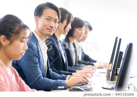 一個在做案頭工作時看的商務人士 94519169