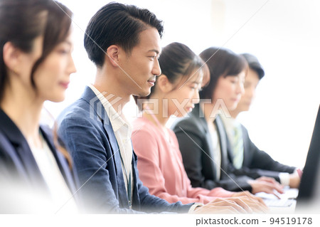 在辦公室使用 PC 工作的商務人士 商業形象 94519178