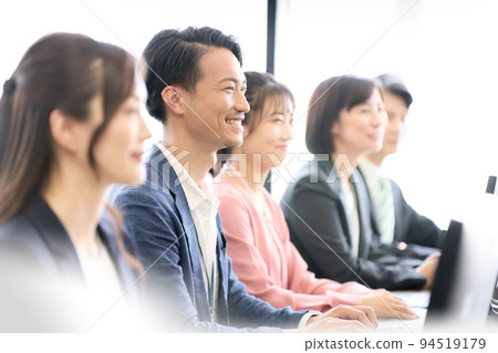 商務人士坐在辦公桌前，面帶微笑地期待研討會培訓商業形象 94519179