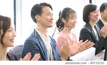 商務人士坐在桌前鼓掌研討會培訓會議商業形象 94519191
