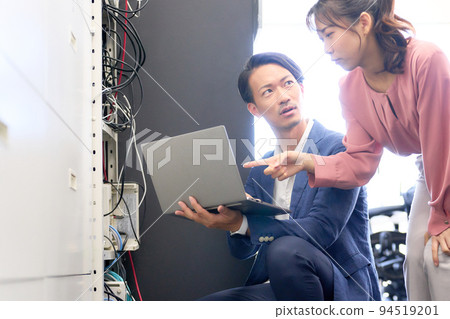 檢查內部網絡信息系統企業形象的商人 94519201