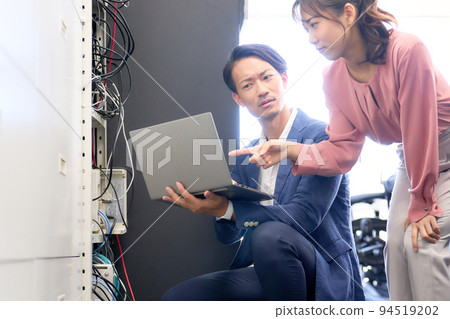 檢查內部網絡信息系統企業形象的商人 94519202