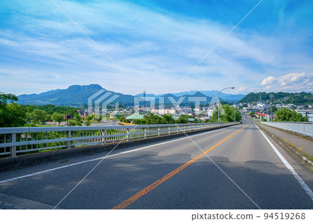 利根川、地藏橋、沼田市區、尾瀨地區、新鮮的綠色季節 利根川、地藏橋、沼田市區、尾瀨地區、新鮮的綠色季節 94519268