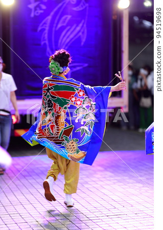 Yosakoi dancing in the arcade 94519698