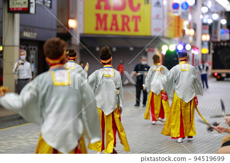 Yosakoi dancing in the arcade Yosakoi dancing in the arcade 94519699