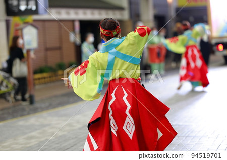 Yosakoi dancing in the arcade 94519701