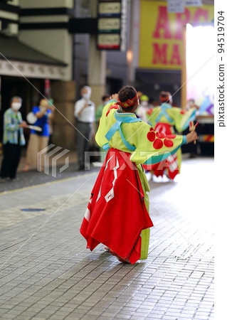 Yosakoi dancing in the arcade 94519704