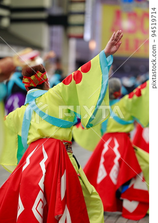 Yosakoi dancing in the arcade 94519714