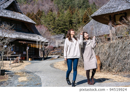 兩名婦女在茅草屋頂上觀光（與 Saiko Iyashi no Saoneba 合作拍攝） 94519924