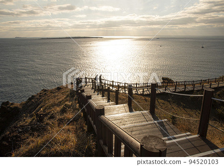 在空虛的日常生活中盲目行走，在路上問路 94520103