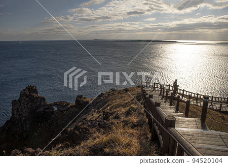 在空虛的日常生活中盲目行走，在路上問路 94520104