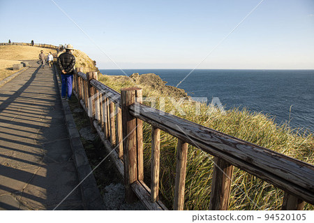 在空虛的日常生活中盲目行走，在路上問路 94520105