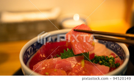 燒津坂菜中心的海鮮蓋飯 94520149
