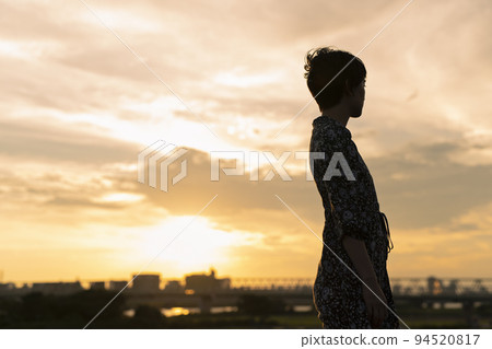 夕陽河床短髮女人 夕陽河床短髮女人 94520817