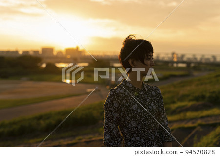 夕陽河床短髮女人 夕陽河床短髮女人 94520828