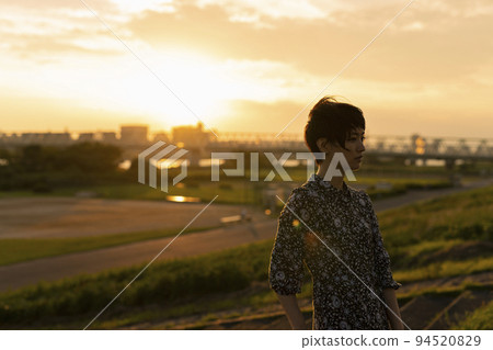 夕陽河床短髮女人 夕陽河床短髮女人 94520829