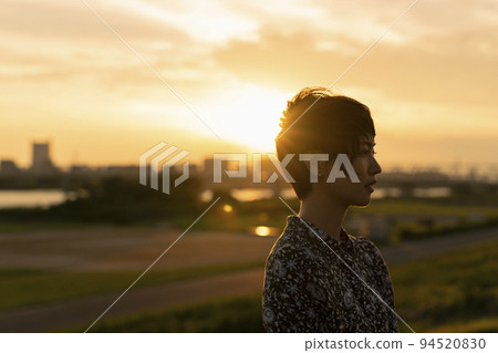 夕陽河床短髮女人 夕陽河床短髮女人 94520830