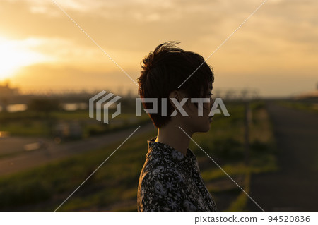 夕陽河床短髮女人 夕陽河床短髮女人 94520836