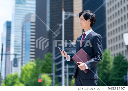 商務商人男性銷售智能手機新員工求職 94521397